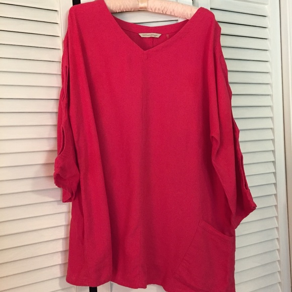 Soft Surroundings Tops - Soft Surroundings tunic cold shoulder/sleeves
